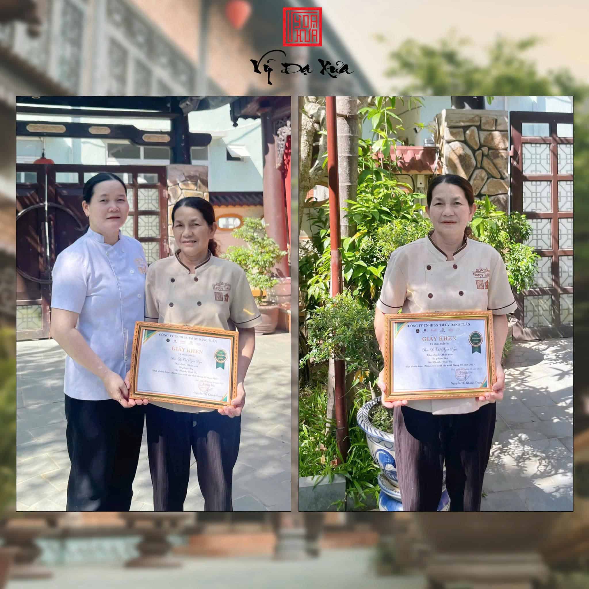 Hình ảnh nhân viên nhận thưởng