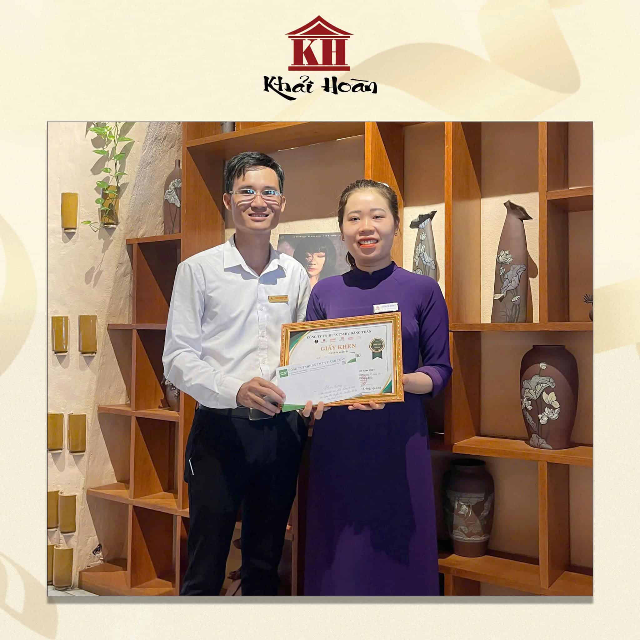 Hình ảnh nhân viên nhận thưởng