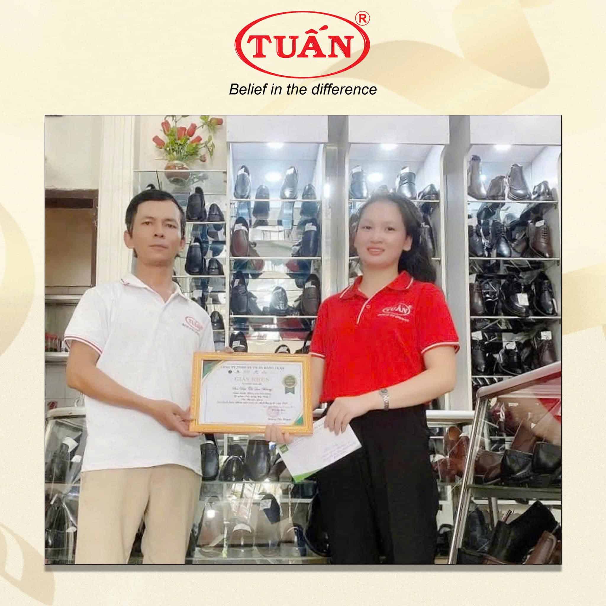 Hình ảnh nhân viên nhận thưởng