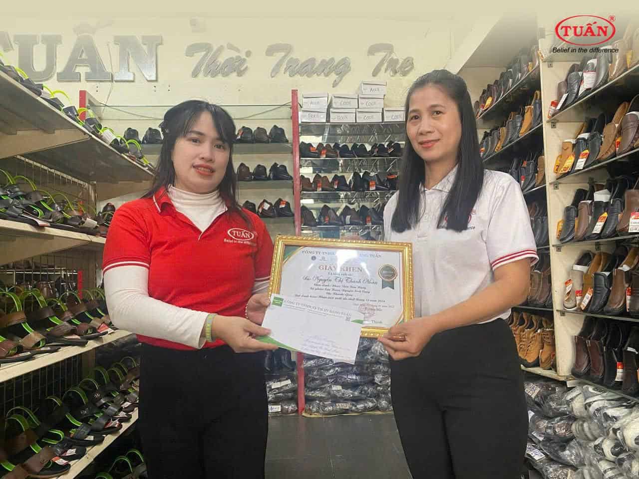 Công ty TNHH SX TM DV Đăng Tuấn vinh danh Lê Thị Mỹ Hạnh và Nguyễn Thị Thanh Nhàn vì những đóng góp xuất sắc trong tháng 12/2024, nâng cao chất lượng dịch vụ và xây dựng môi trường làm việc hiệu quả.