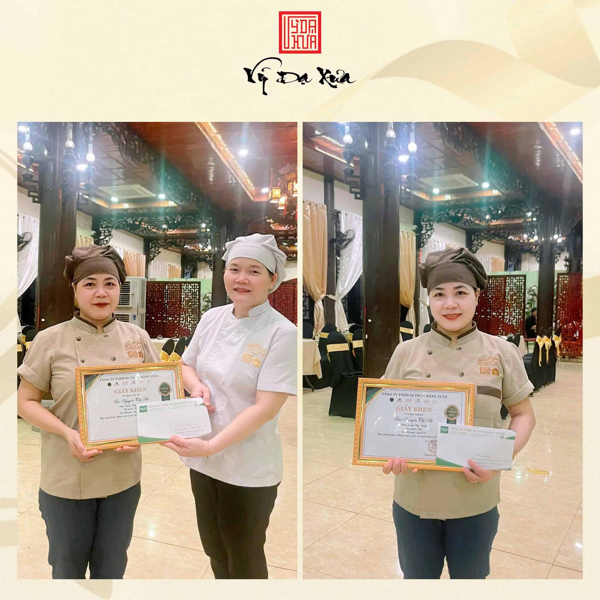 Hình ảnh nhân viên nhận thưởng