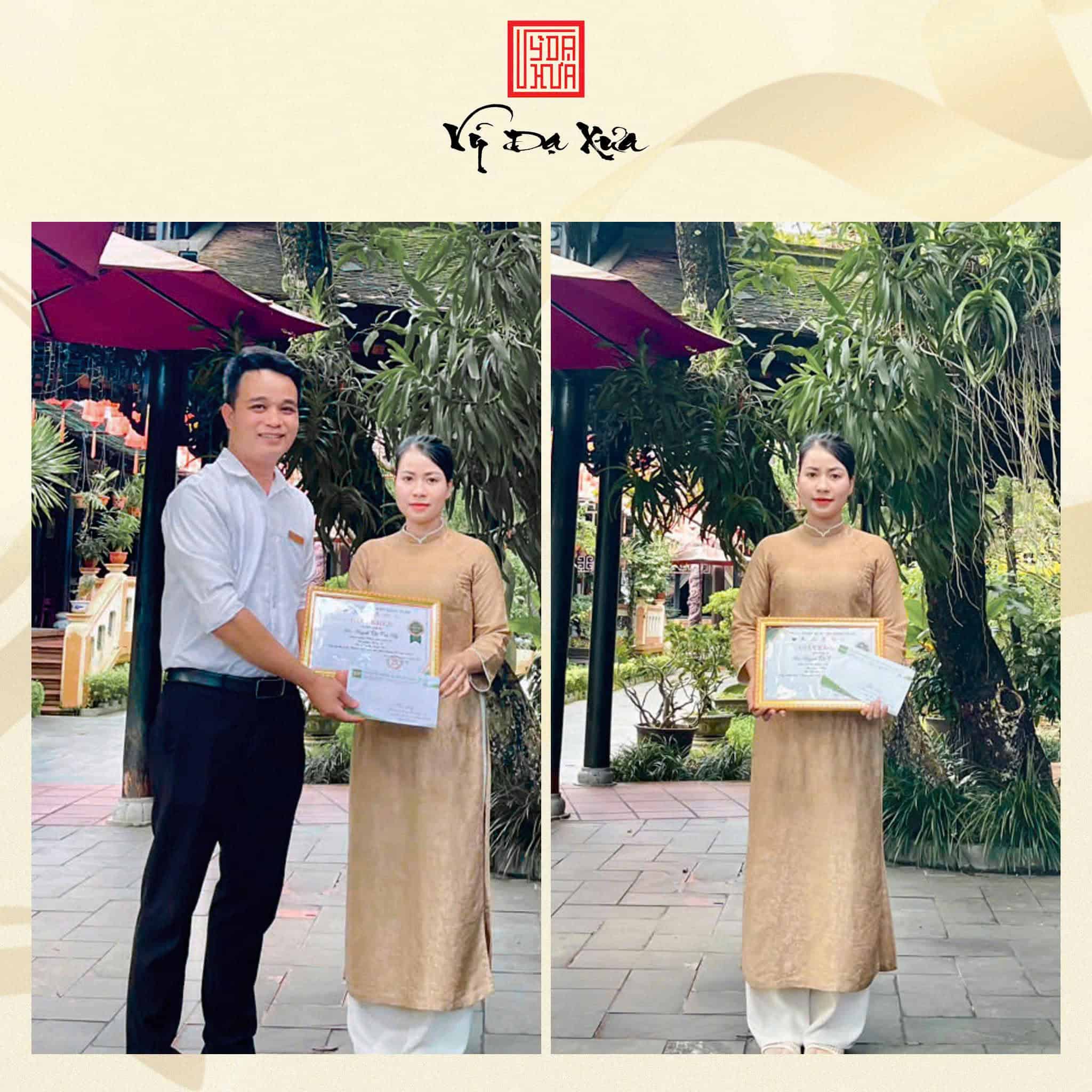 Hình ảnh nhân viên nhận thưởng
