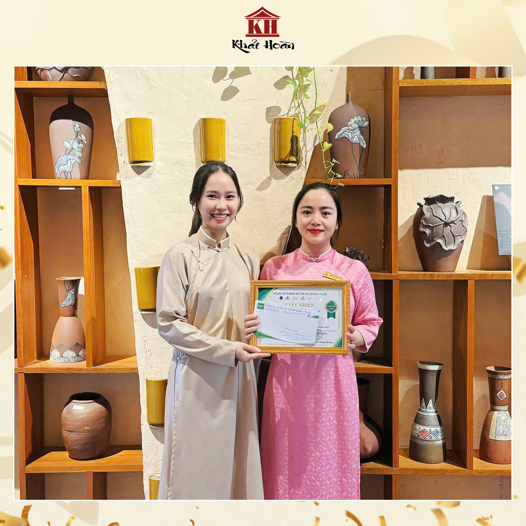 Hình ảnh nhân viên nhận thưởng