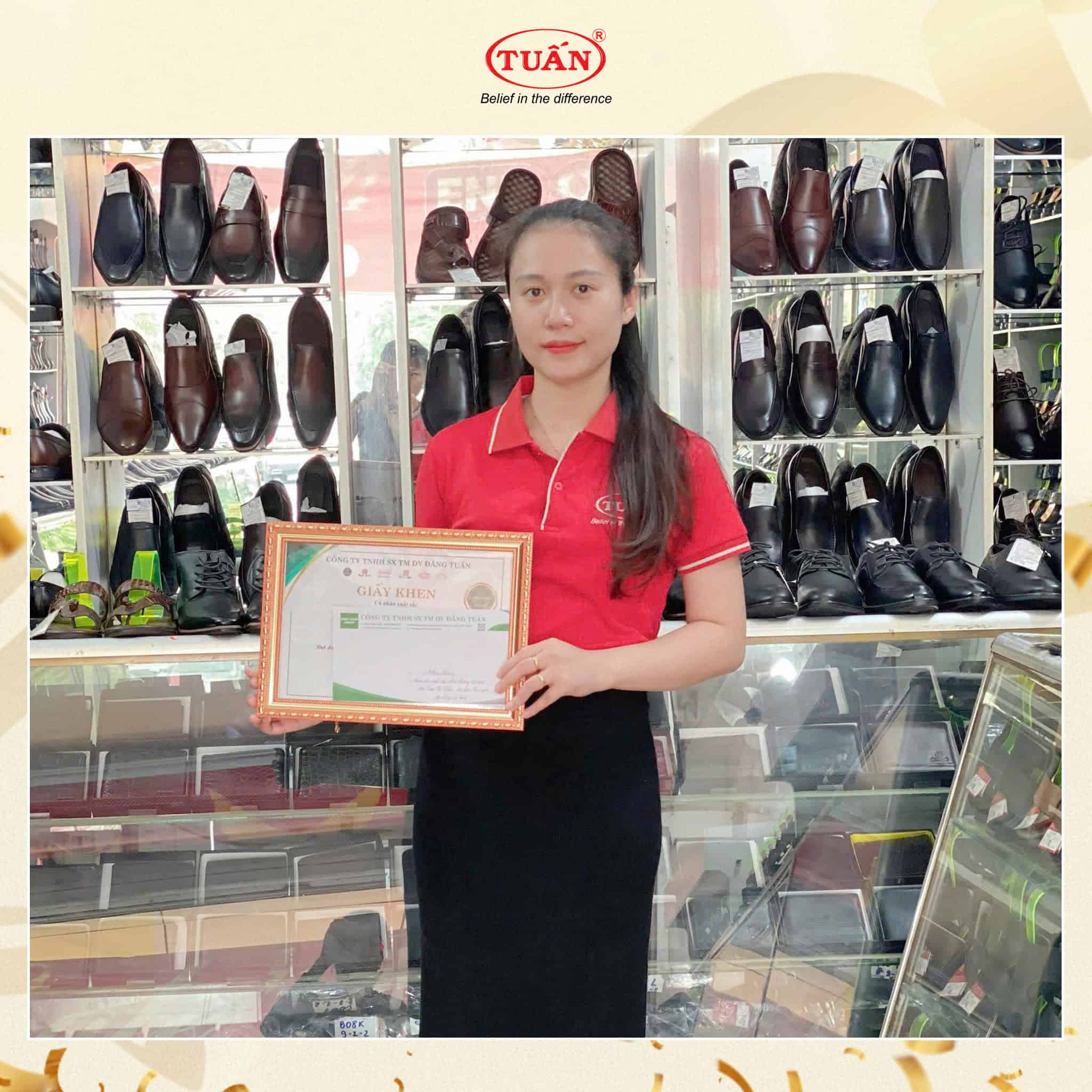 Hình ảnh nhân viên nhận thưởng