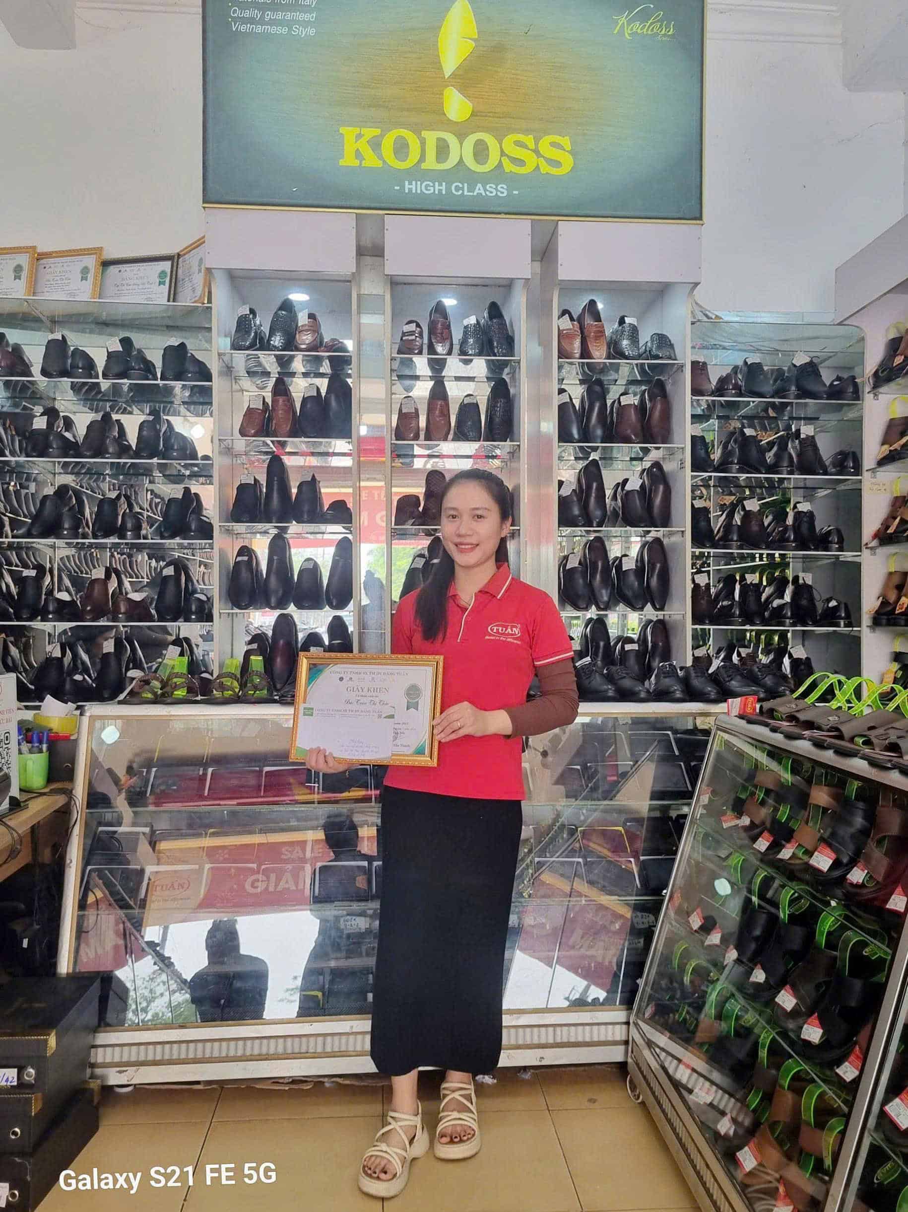 Hình ảnh nhân viên nhận thưởng