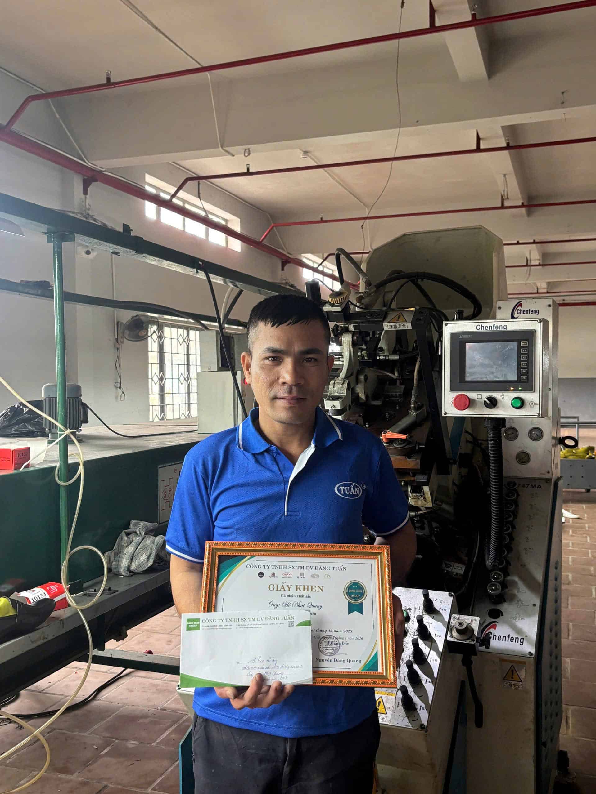 Hình ảnh nhân viên nhận thưởng