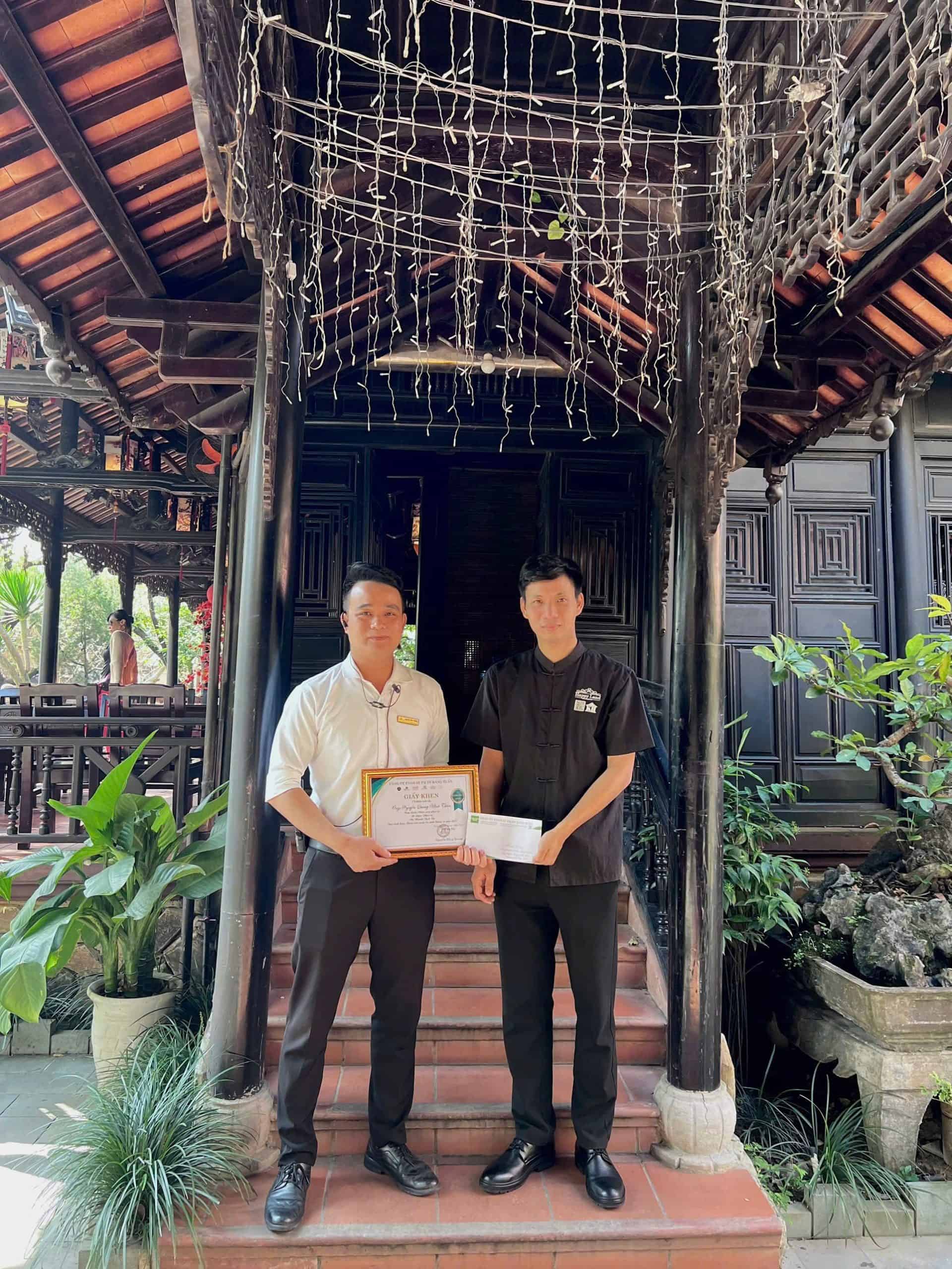 Hình ảnh nhân viên nhận thưởng