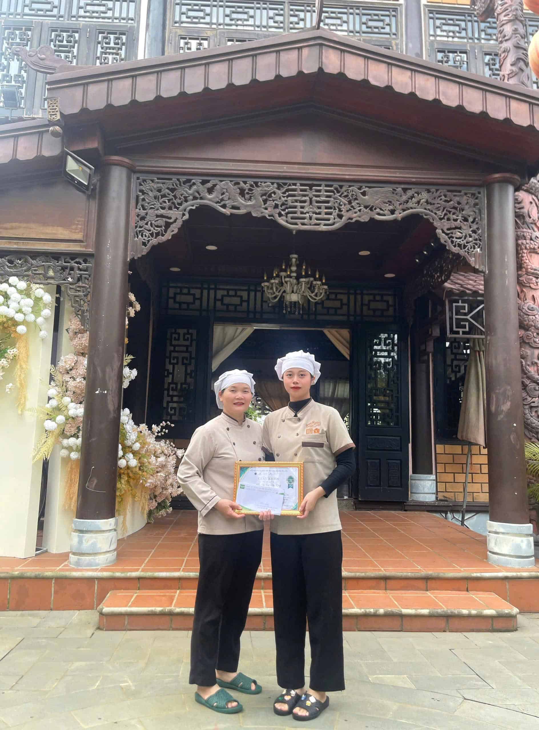 Hình ảnh nhân viên nhận thưởng