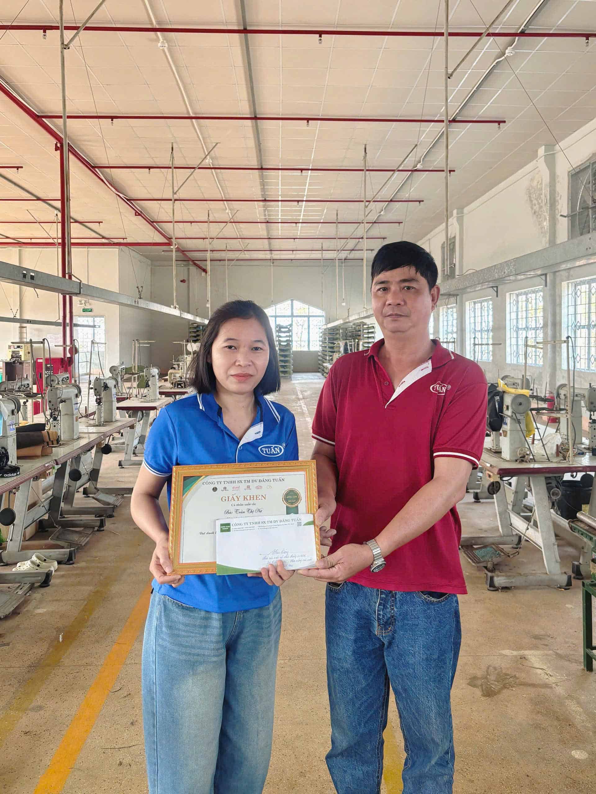 Hình ảnh nhân viên nhận thưởng