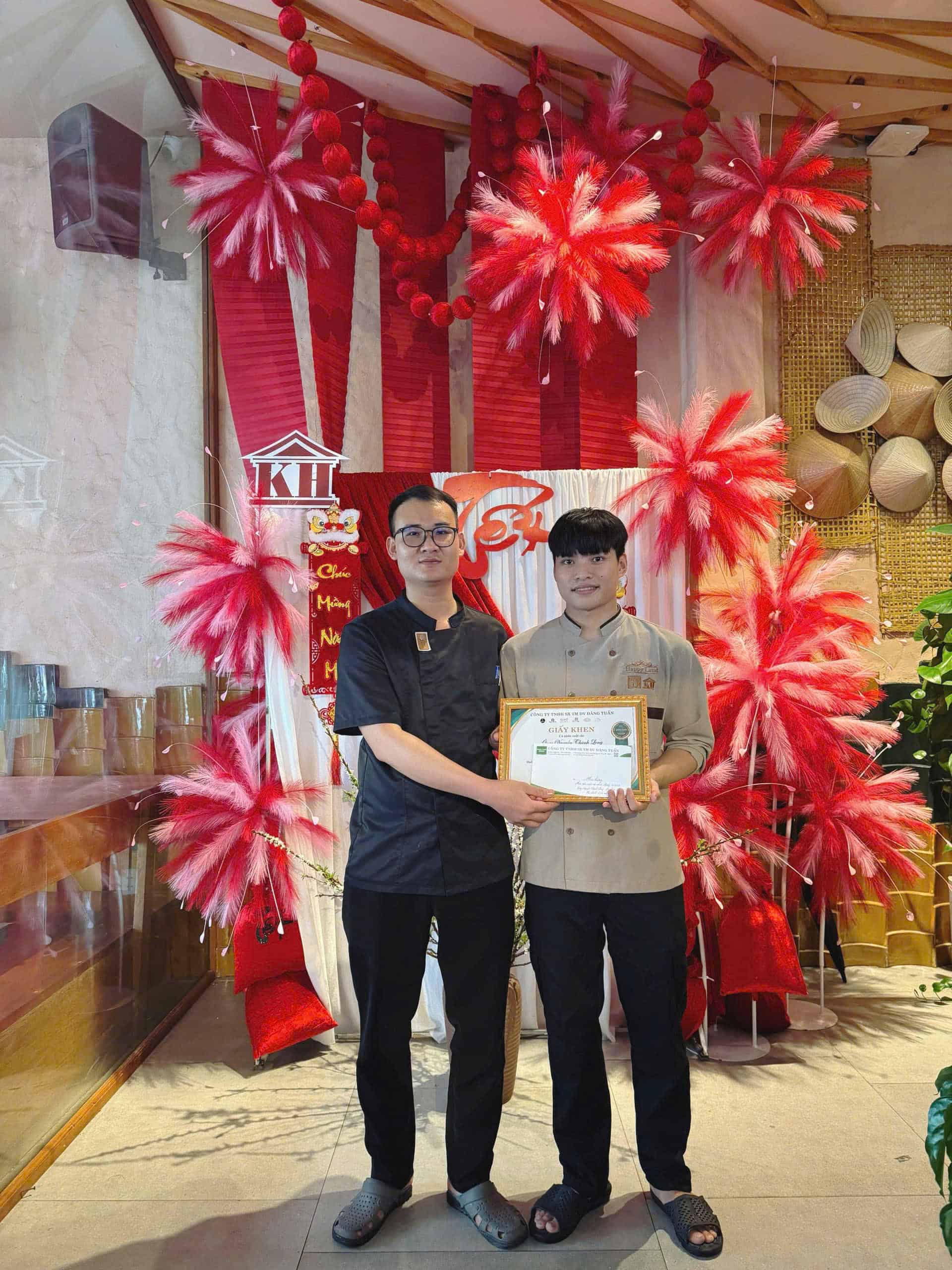 Hình ảnh nhân viên nhận thưởng