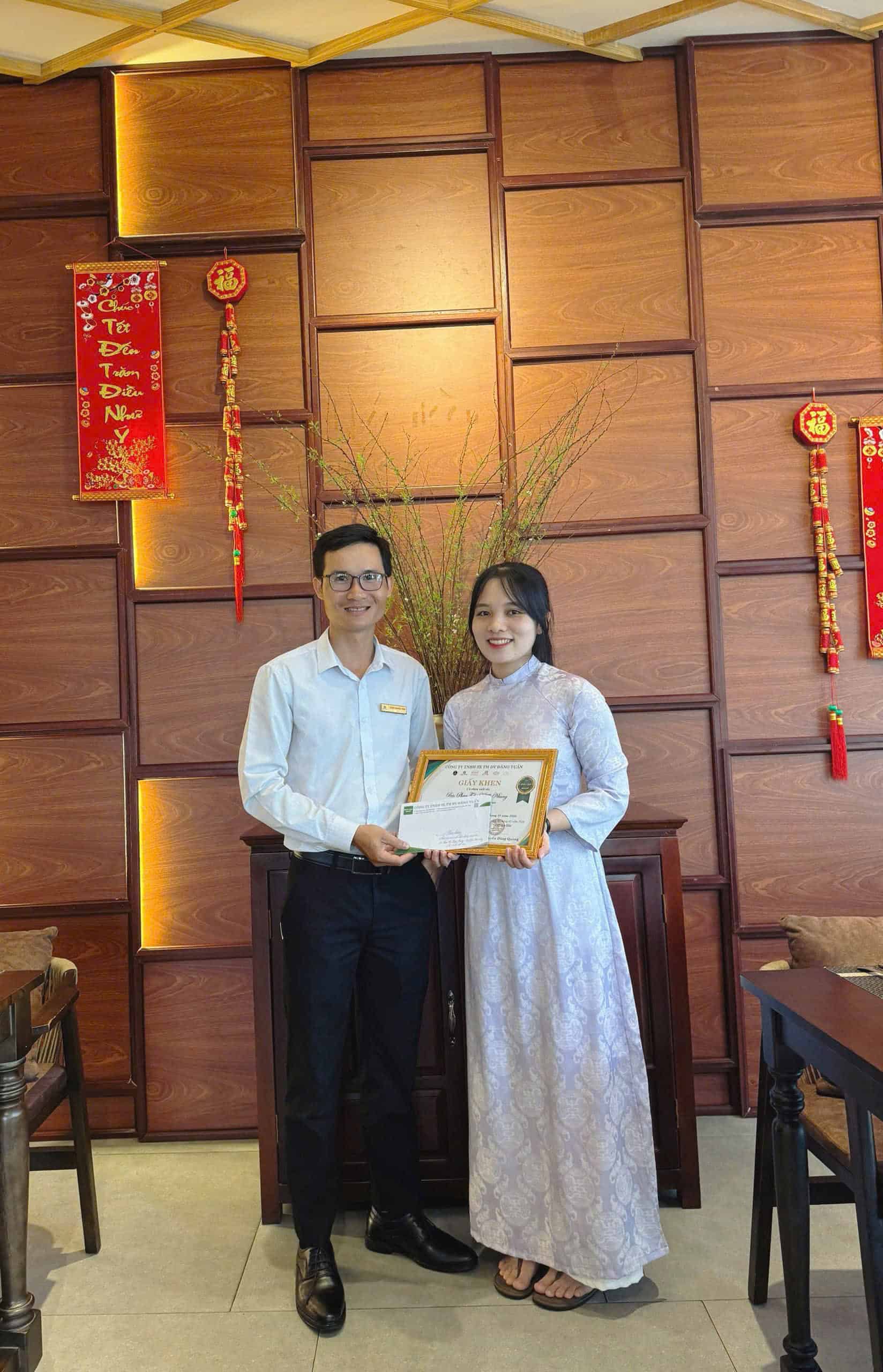 Hình ảnh nhân viên nhận thưởng