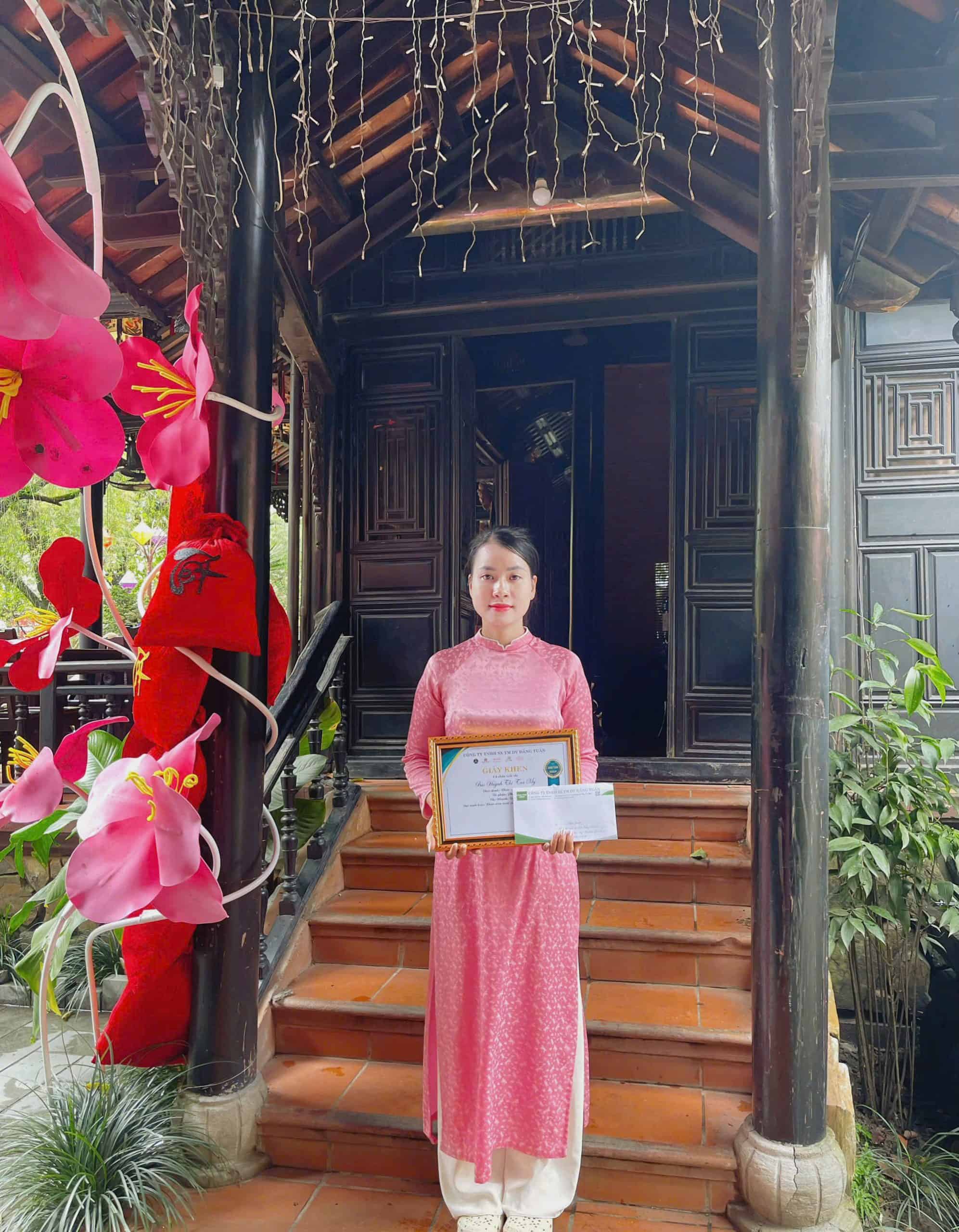 Hình ảnh nhân viên nhận thưởng