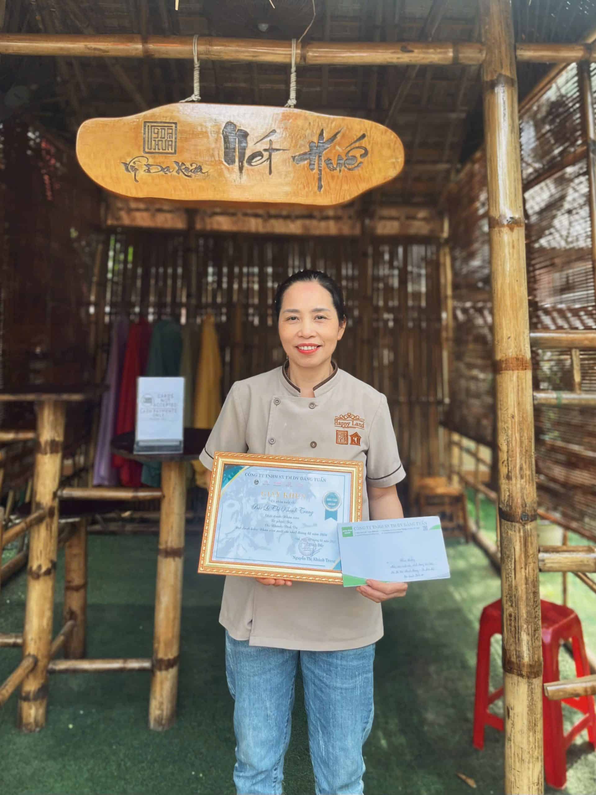 Hình ảnh nhân viên nhận thưởng