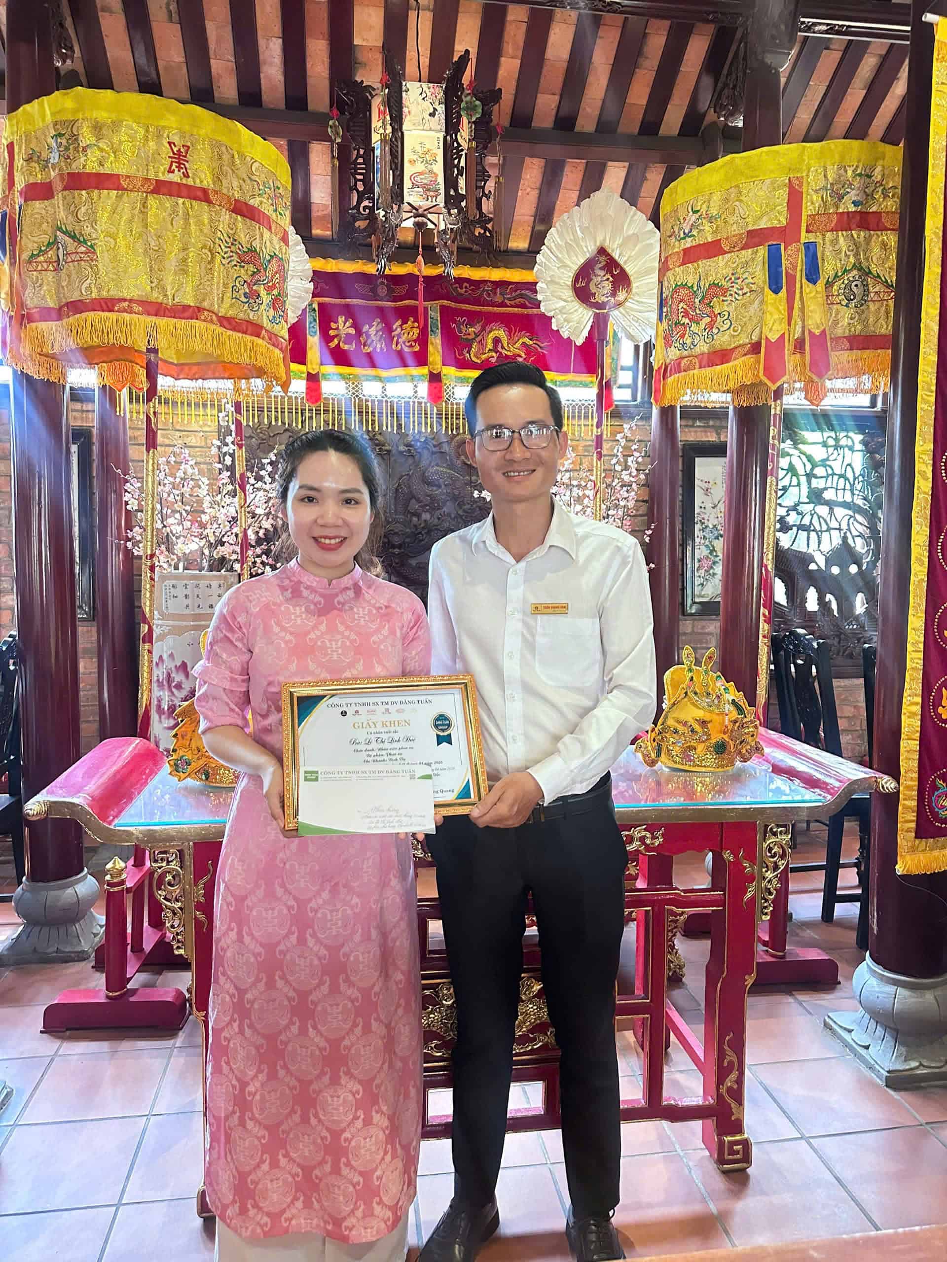Hình ảnh nhân viên nhận thưởng