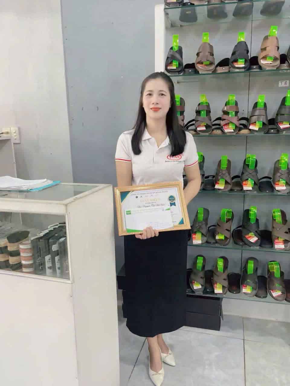 Hình ảnh nhân viên nhận thưởng