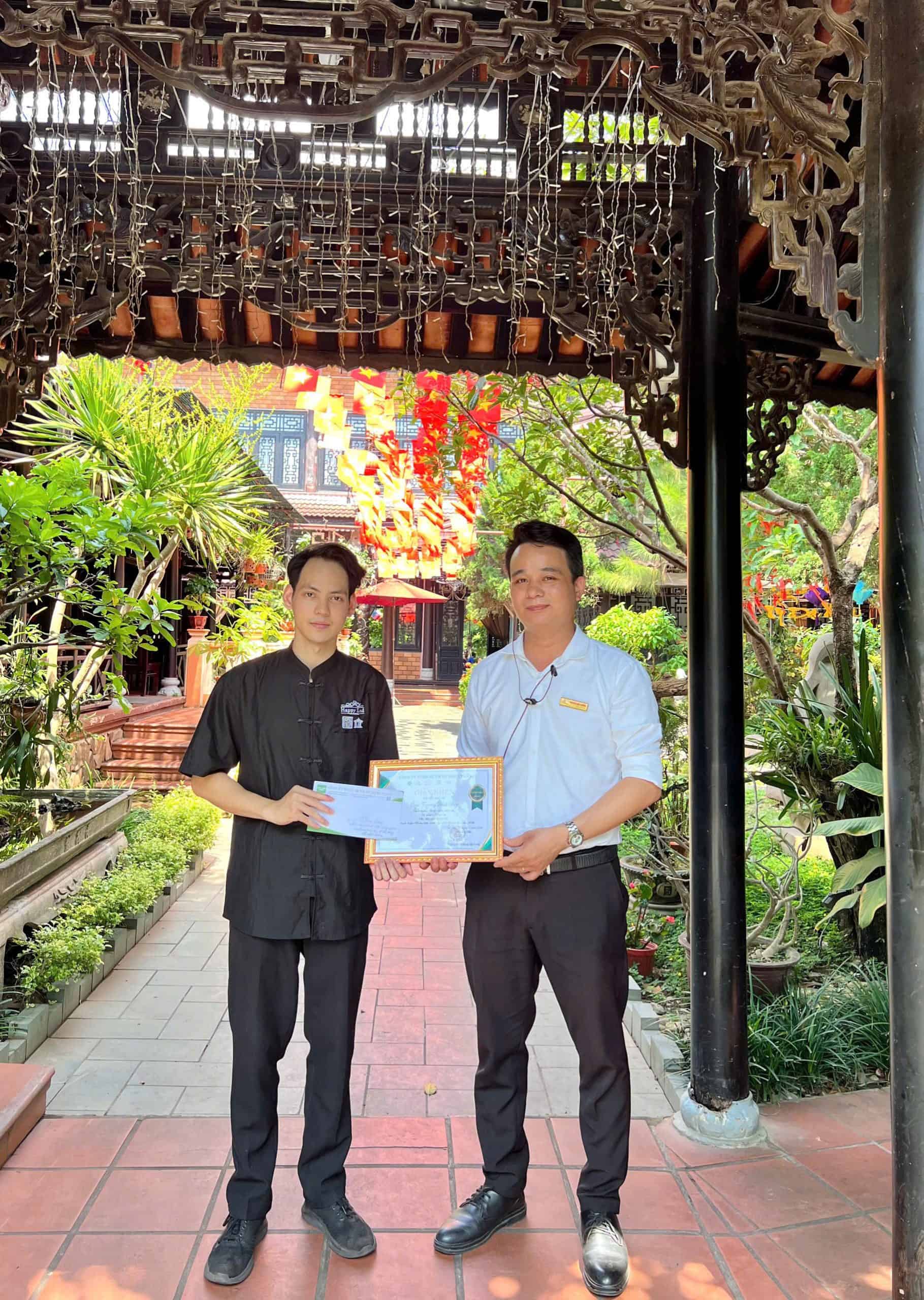 Hình ảnh nhân viên nhận thưởng