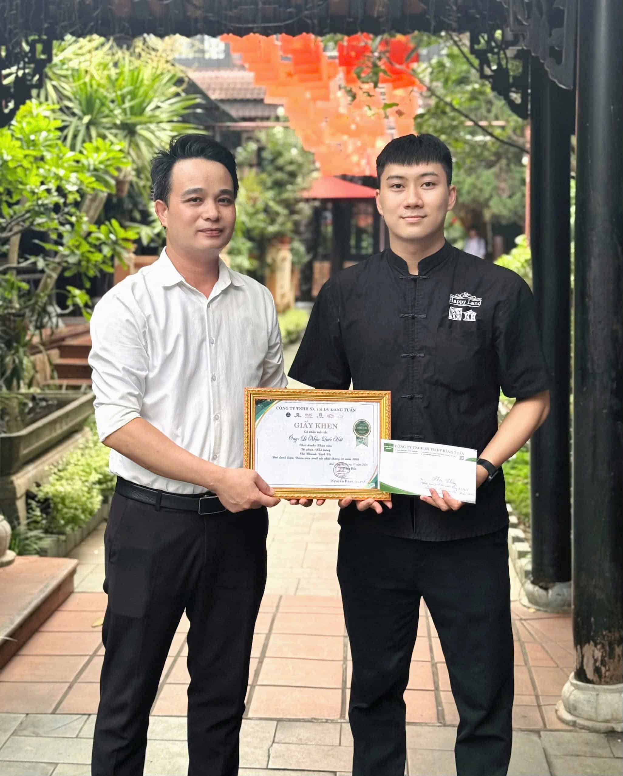 Hình ảnh nhân viên nhận thưởng