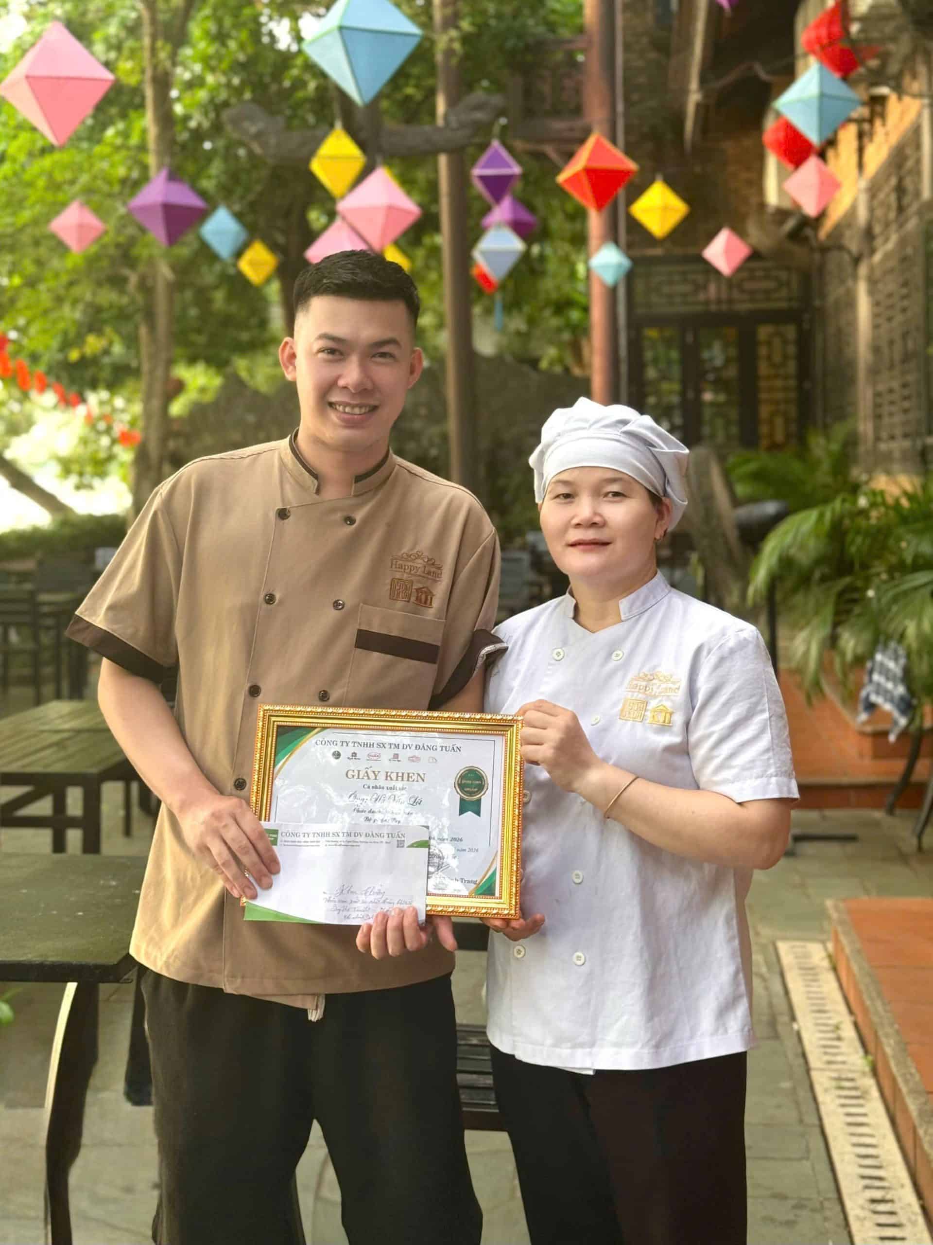 Hình ảnh nhân viên nhận thưởng