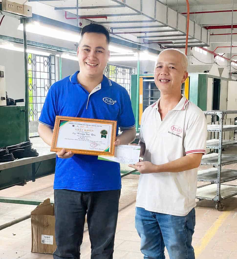 Hình ảnh nhân viên nhận thưởng