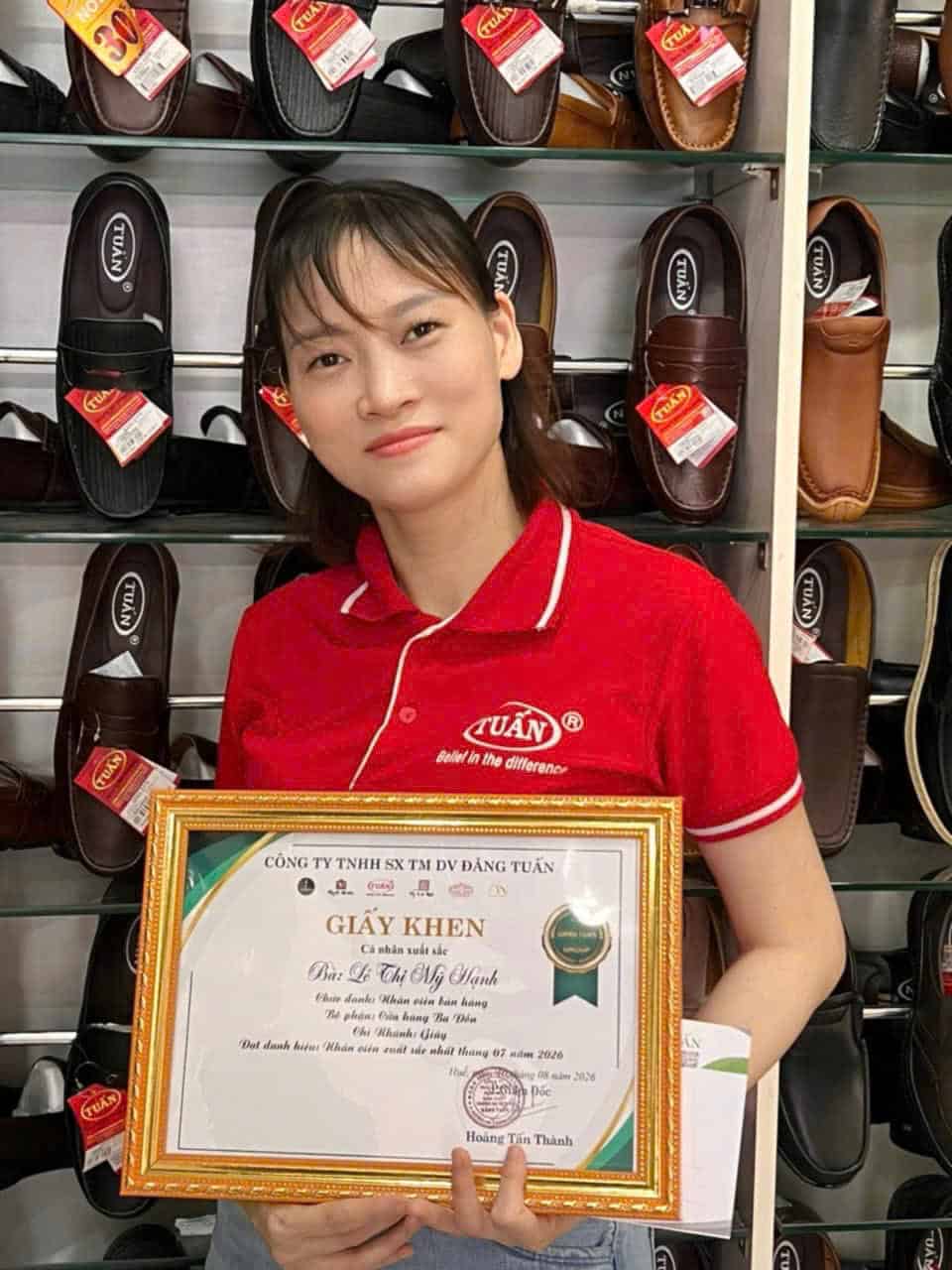 Hình ảnh nhân viên nhận thưởng