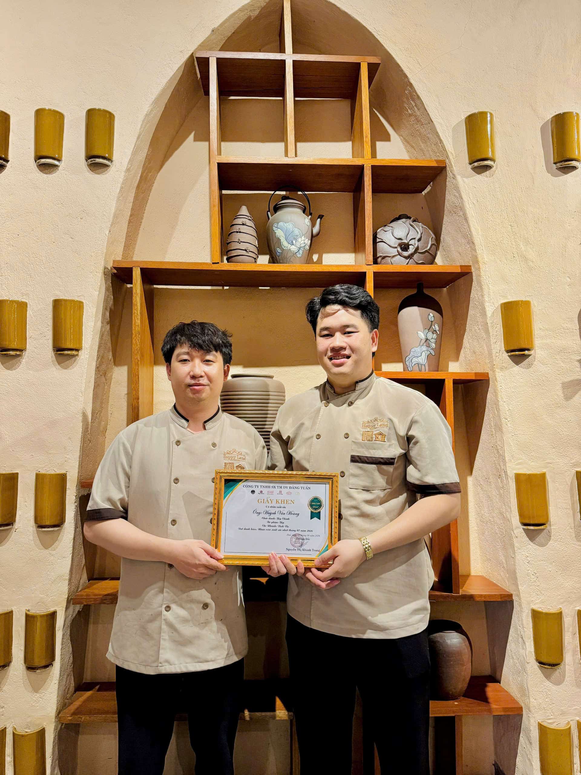 Hình ảnh nhân viên nhận thưởng