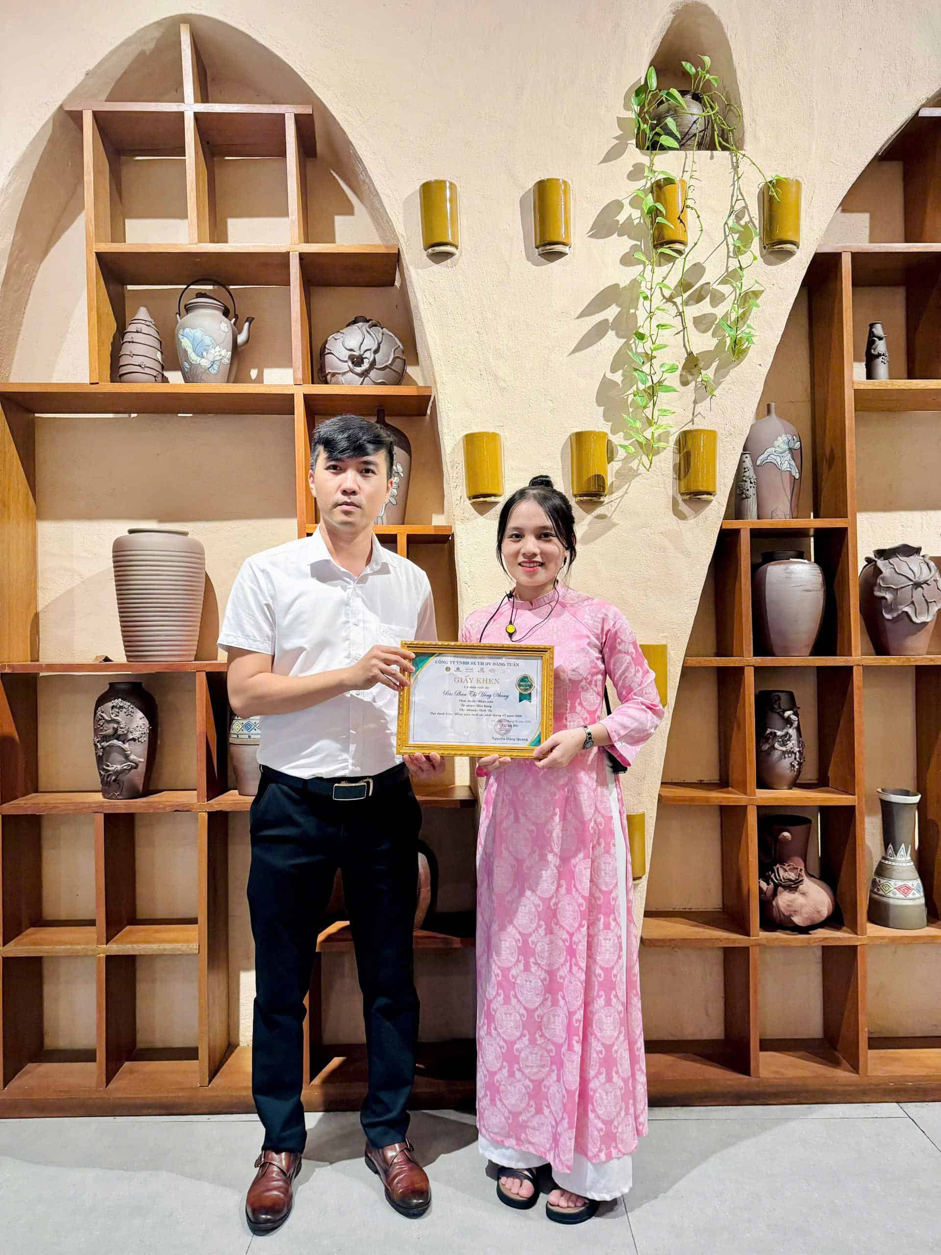 Hình ảnh nhân viên nhận thưởng