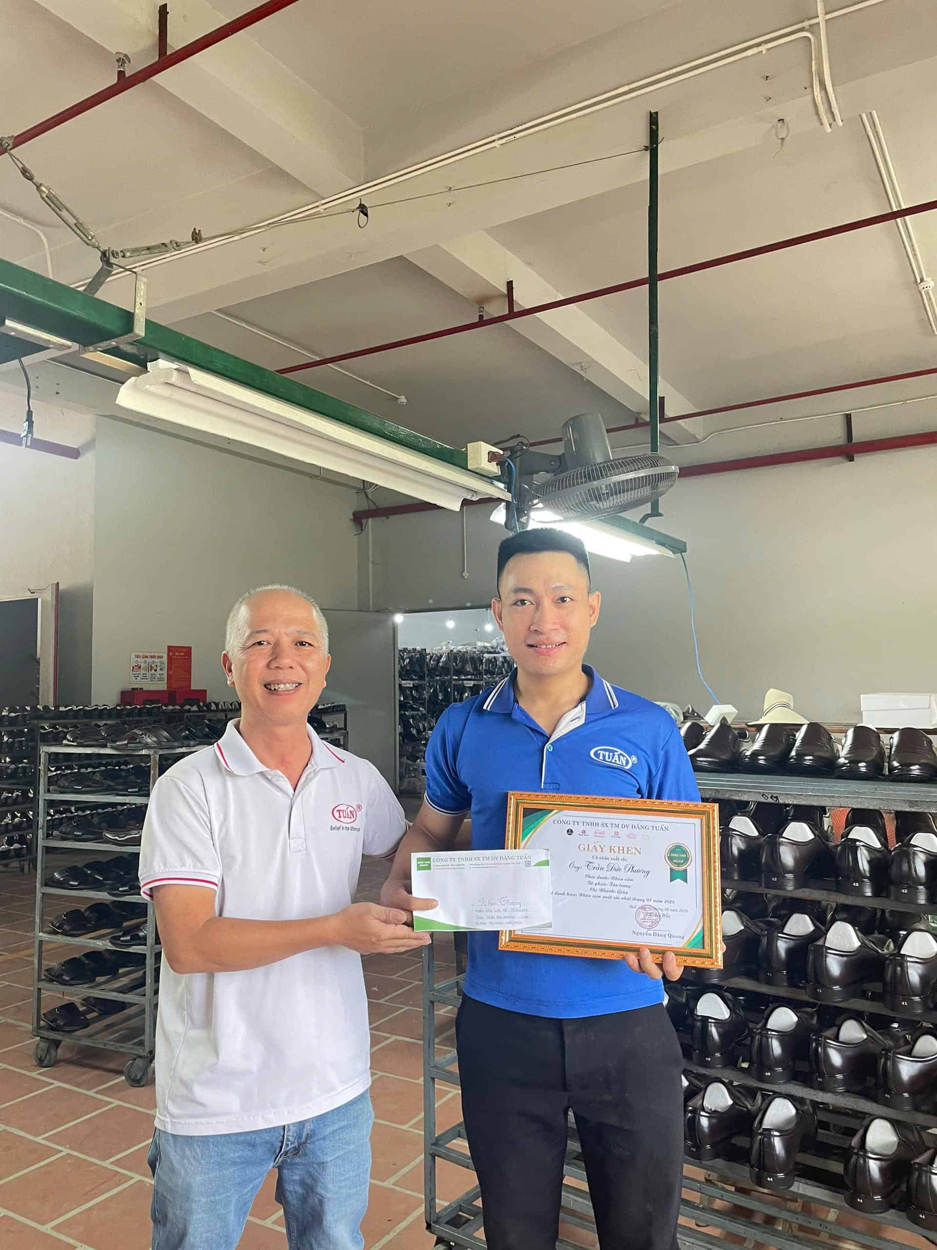 Hình ảnh nhân viên nhận thưởng